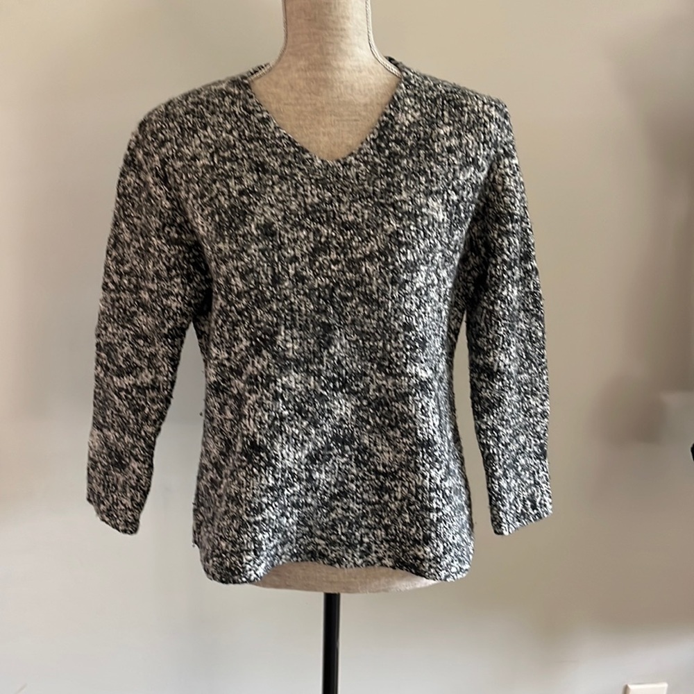ROE SIZE LARGE Made with 45% wool.  Substantial sweater with v neck